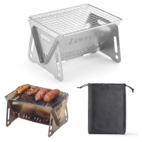 Churrasqueira mini galvanizada desmontável com grade, exibindo o produto montado, em uso com alimentos e guardado na bolsa de transporte preta