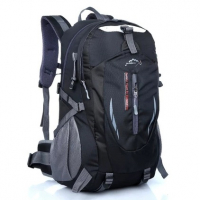 Mochila de montanhismo preta com detalhes em cinza, apresentando compartimentos com zíper, alças ajustáveis e design esportivo