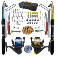 Kit de pesca contendo duas varas telescópicas, dois molinetes, uma caixa organizadora preta, facas, anzóis, chumbadas, iscas artificiais e linha de pesca dispostos sobre fundo branco