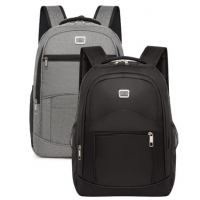 Duas mochilas de viagem, uma cinza e uma preta, posicionadas lado a lado, ambas com design reforçado e compartimentos frontais com zíper.