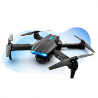 Drone E99 dobrável na cor preta com luzes azuis frontais e quatro hélices, posicionado sobre um fundo com detalhe gráfico azul