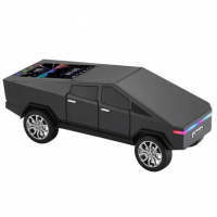 Caixa de som portátil com formato de carro elétrico na cor preta, com rodas detalhadas e luzes coloridas na parte traseira