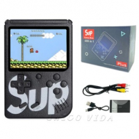 Console portátil retrô preto com tela colorida mostrando jogo, acompanhado de caixa, cabo AV e bateria recarregável